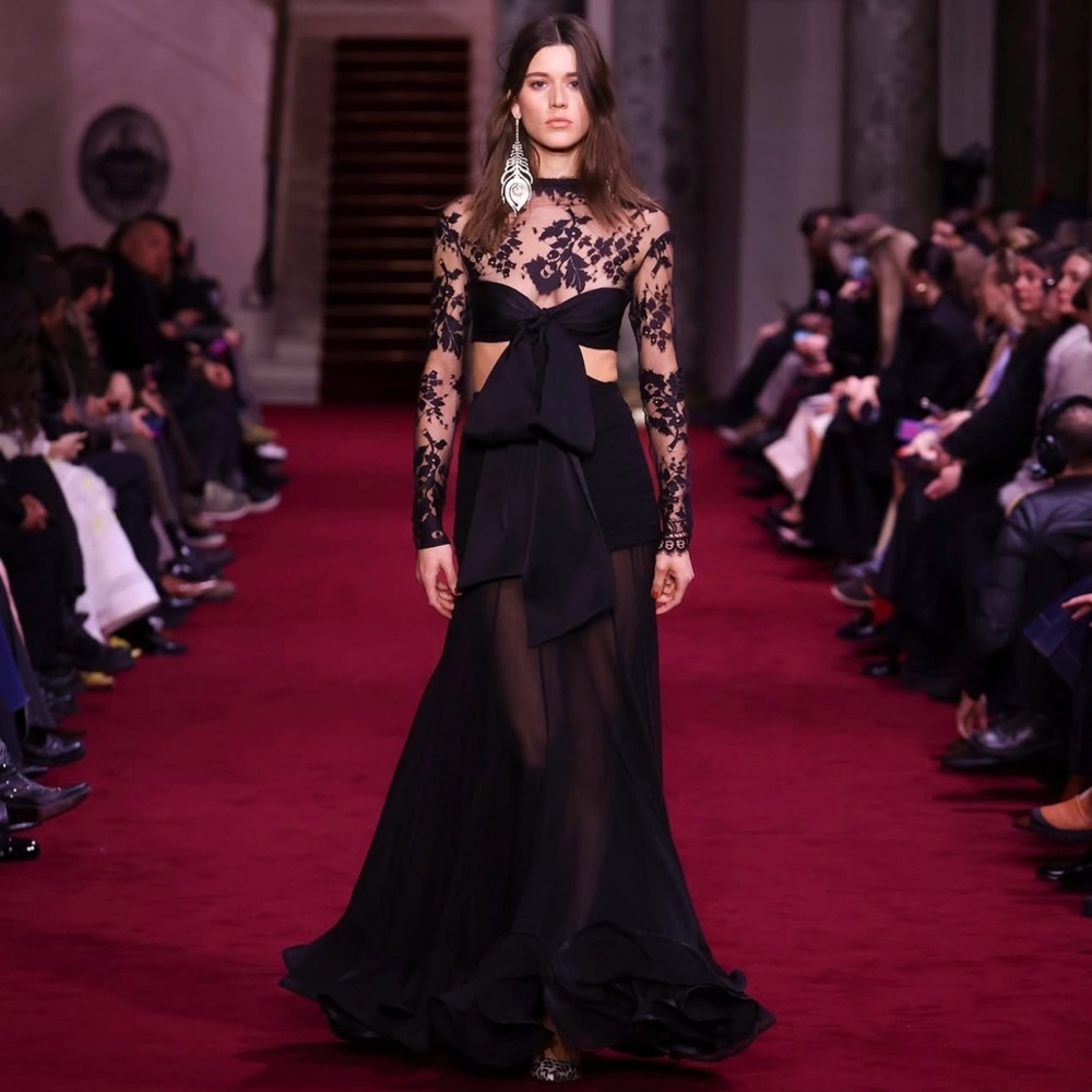 ZIMMERMANN
Illustration Flounce Gown /Cocktail


black lace
silk
Size:0